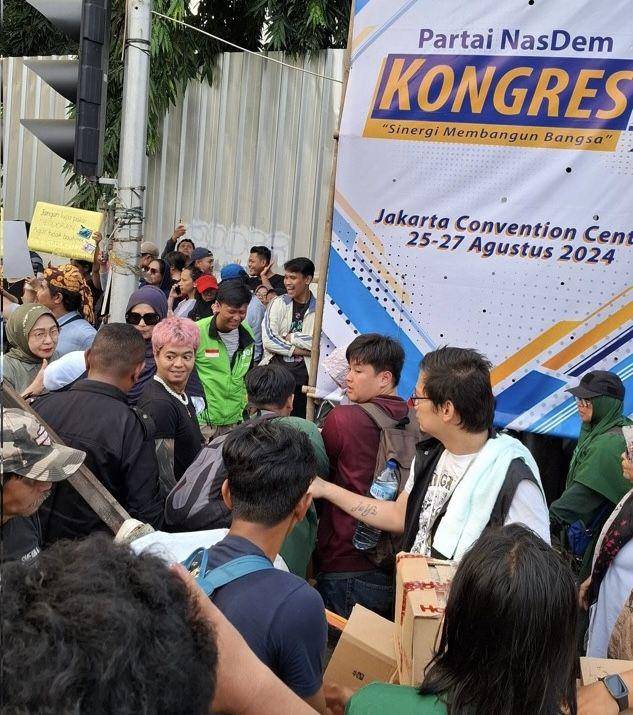 potret Reza Arap ikut demo Darurat Indonesia hari kedua di KPU (x.com/msafarnurhan)