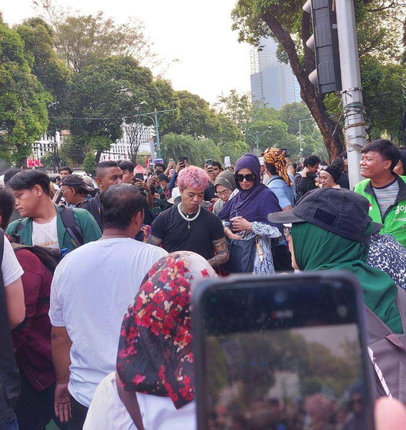 potret Reza Arap ikut demo Darurat Indonesia hari kedua di KPU (x.com/windiahabiba)