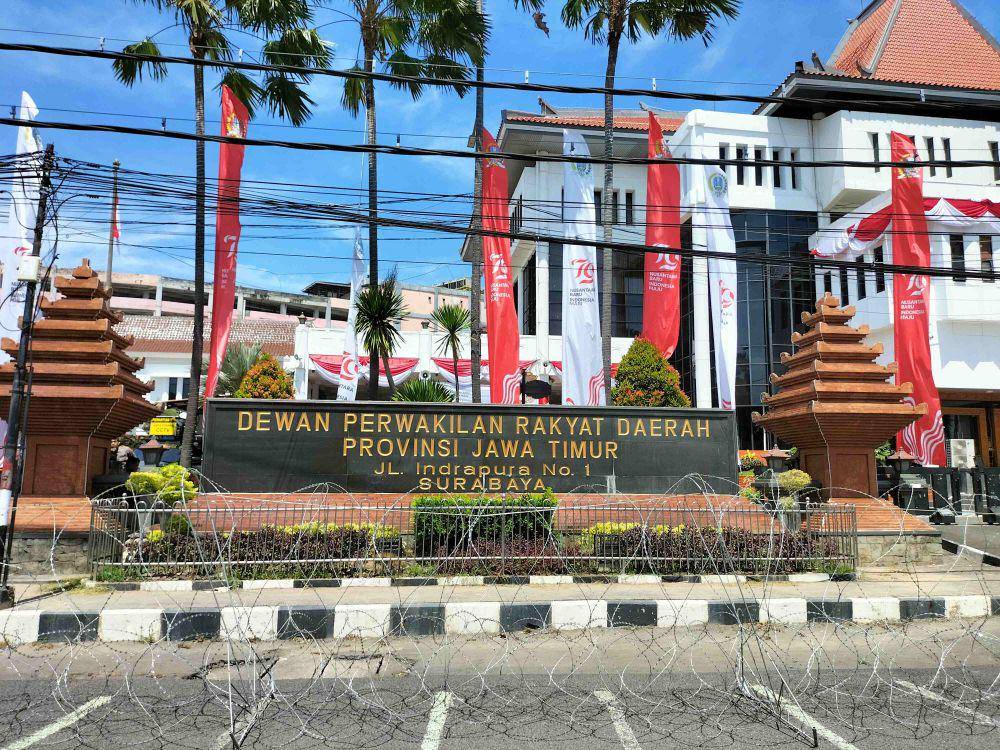 Tampak depan gedung DPRD Jatim yang dipasangi barikade. IDN Times/Talita Hariyanto