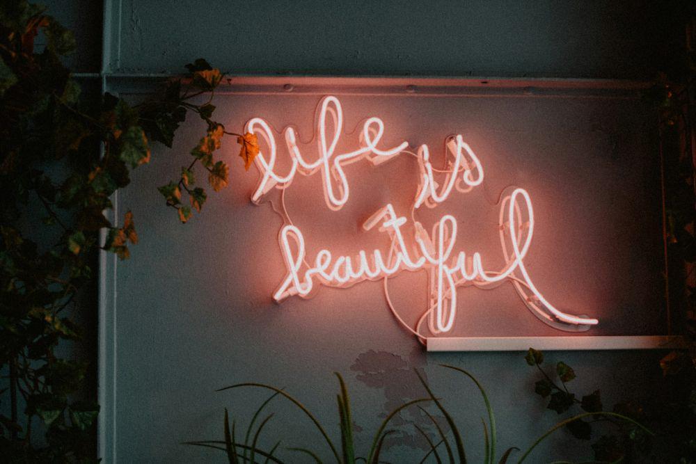 ilustrasi hiasan dinding quotes dari led strip (unsplash.com/Katarzyna Grabowska)