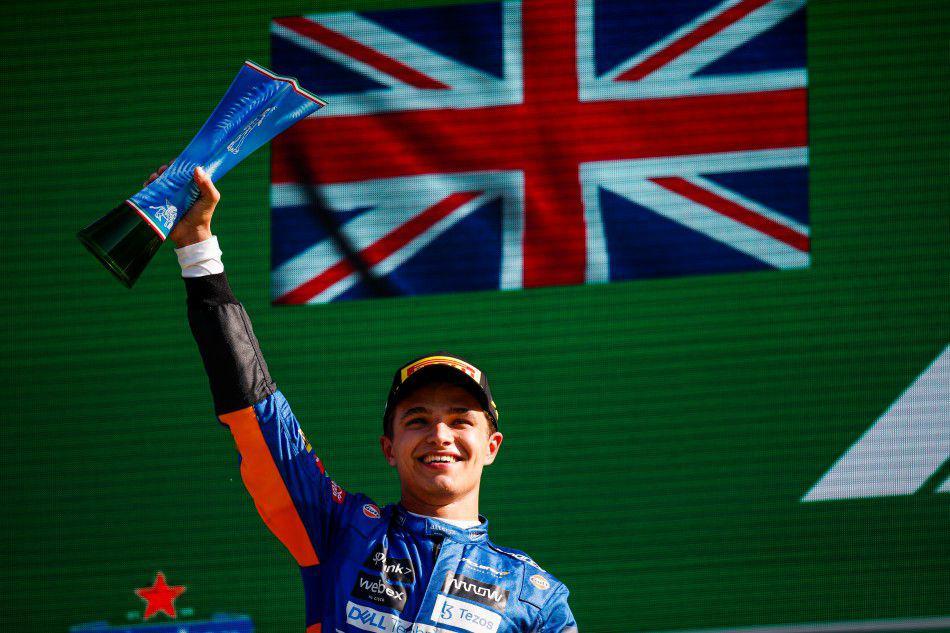 Lando Norris mengangkat trofi juara kedua di GP Italia 2021. (fia.com)