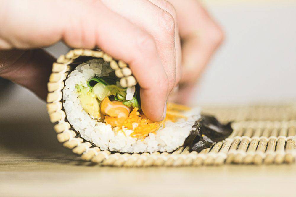 ilustrasi membuat sushi (unsplash.com/@lu_pl_ph)