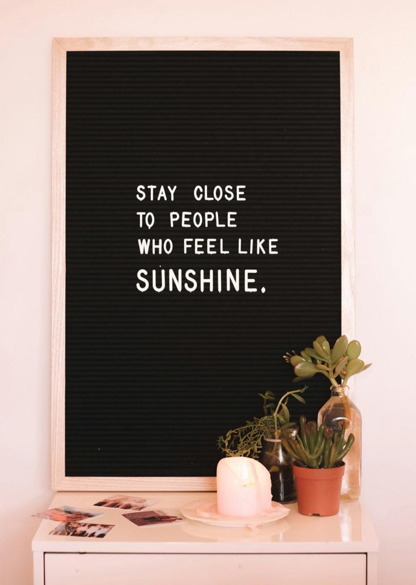 ilustrasi pajangan letter board (unsplash.com/Maddi Bazzocco)