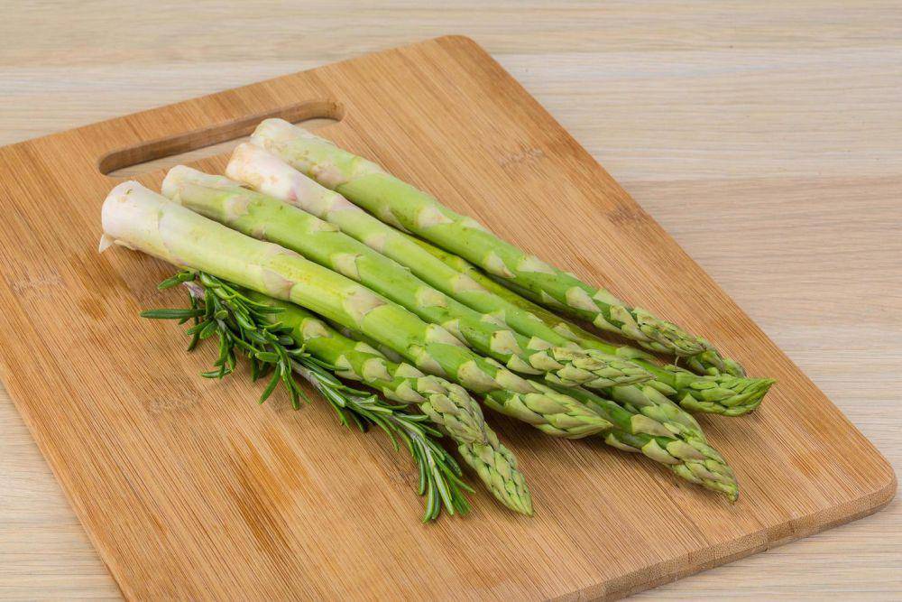ilustrasi asparagus (vecteezy.com/ast007392369)