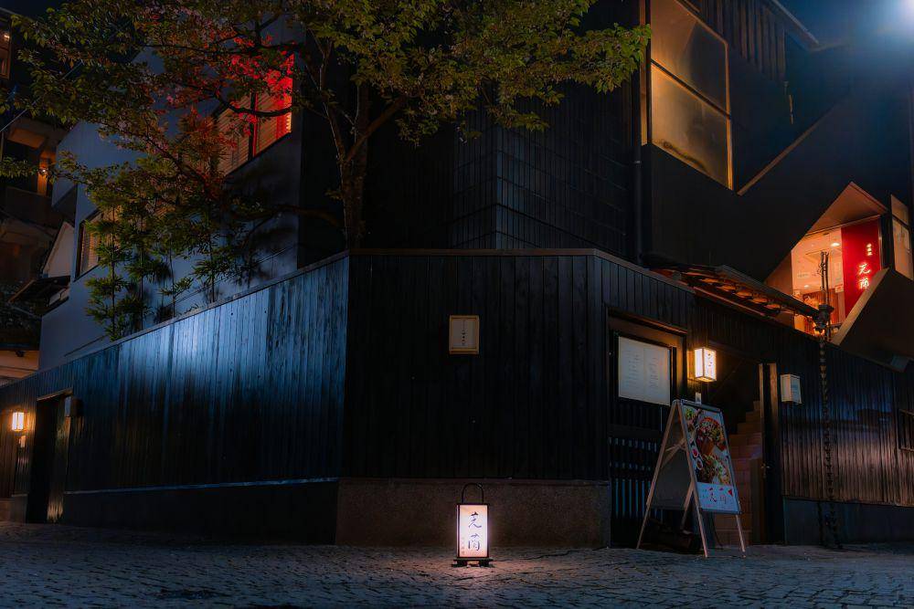 Kagurazaka (unsplash.com/mos design)