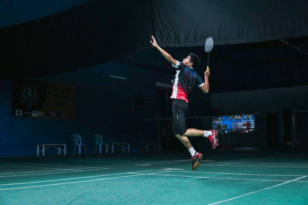 Pemain badminton melakukan pukulan smash (unsplash.com/Muktasim)