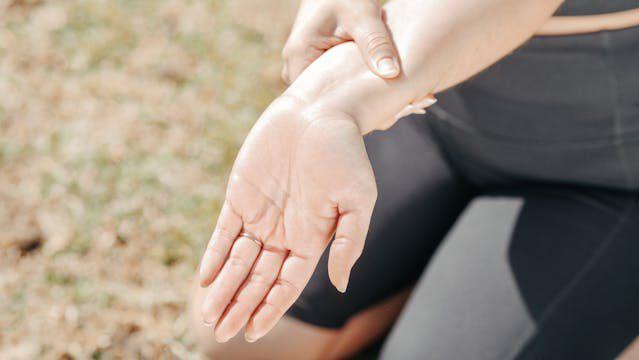 ilustrasi seseorang yang terkena carpal tunnel syndrome(pexels.com/Kindel Media)