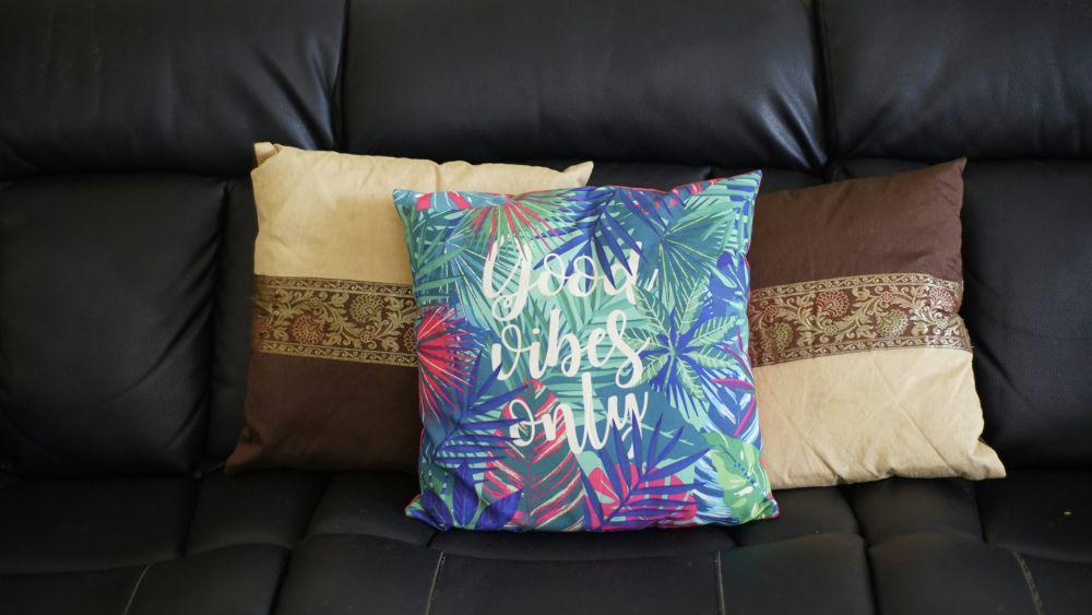 ilustrasi bantal kursi dengan desain quotes (unsplash.com/Poojitha Prasad)