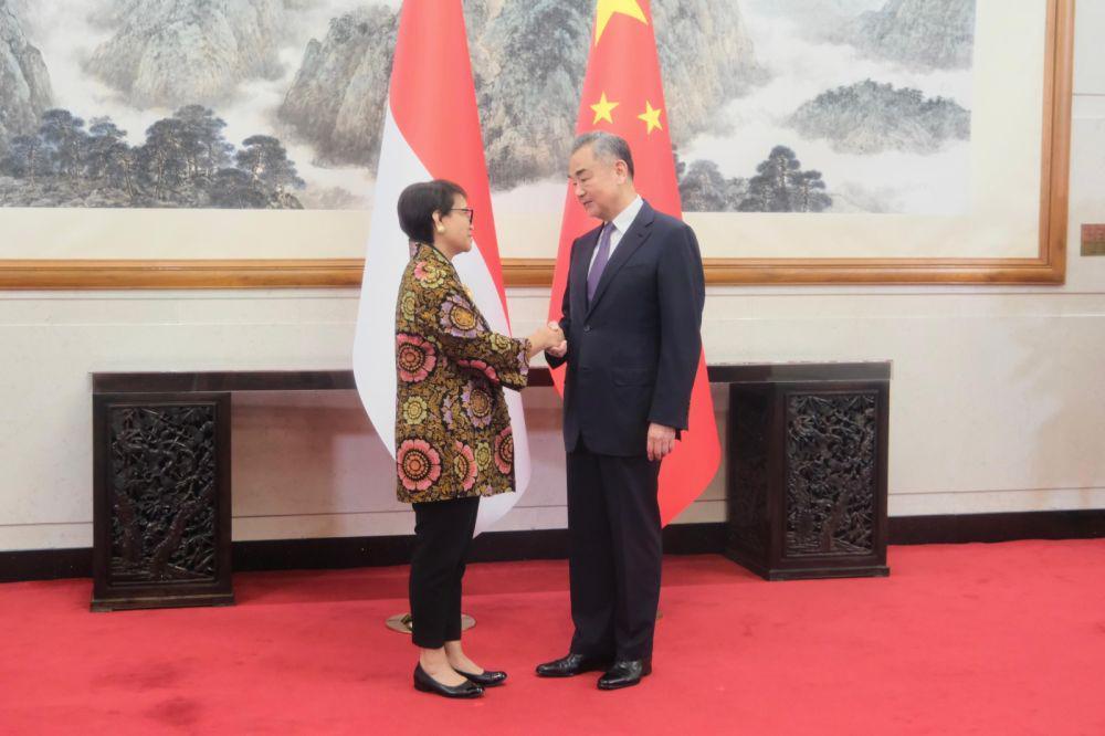 Menteri Luar Negeri RI Retno Marsudi dan Menteri Luar Negeri China Wang Yi. (dok. Kemlu RI)