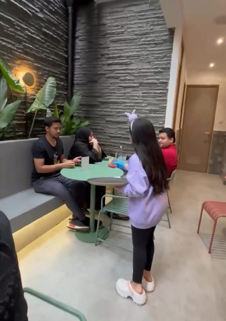 Arsy jadi pelayan di cafe Ashanty (Instagram.com/ashanty_ash)