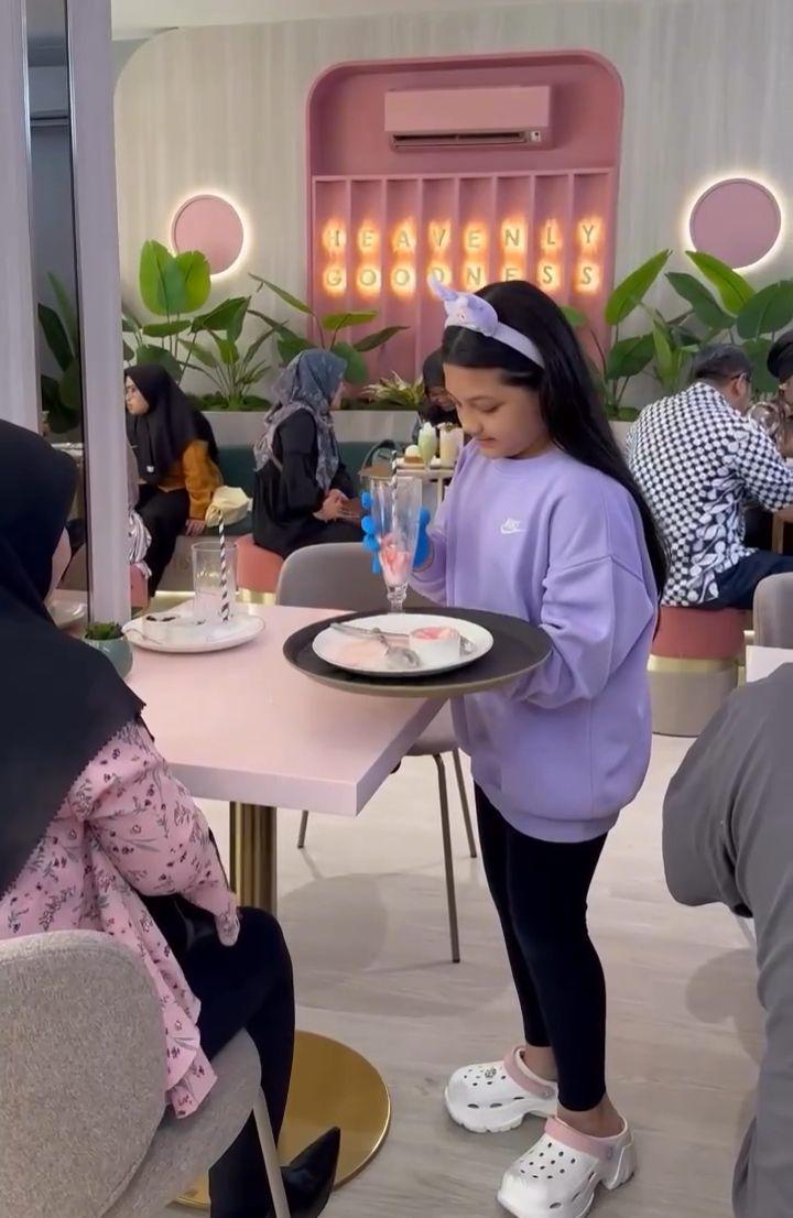Arsy jadi pelayan di cafe Ashanty (Instagram.com/ashanty_ash)