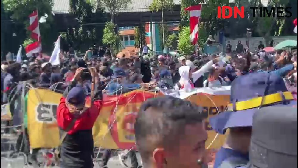 Demo Kawal Putusan MK di DPRD Jatim Sempat Memanas