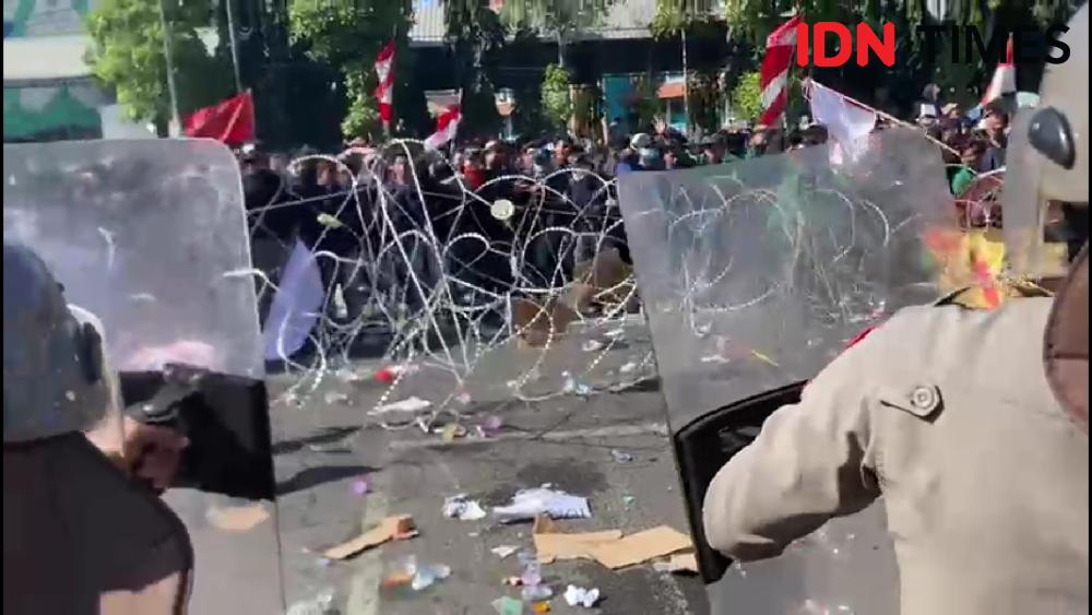Demo Memanas, Mahasiswa Minta Ditemui Ketua DPRD Jatim
