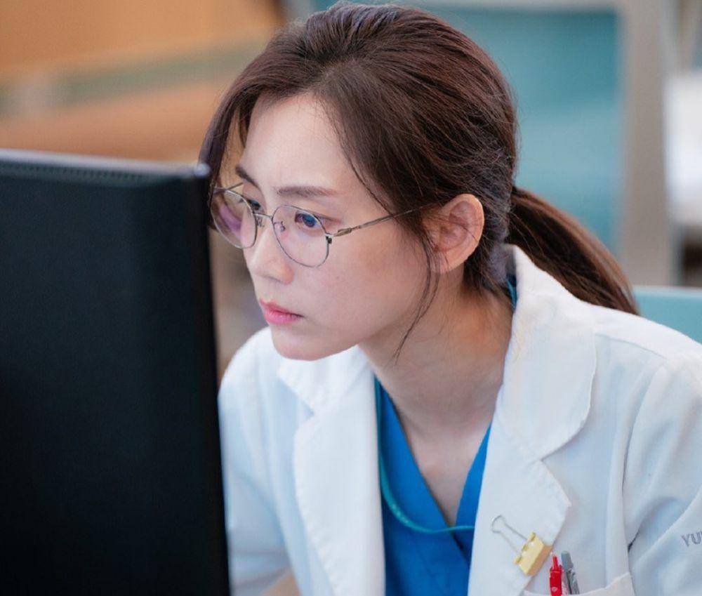 Shin Hyun Been di drama Hospital Playlist (dok. tvN/Hospital Playlist)