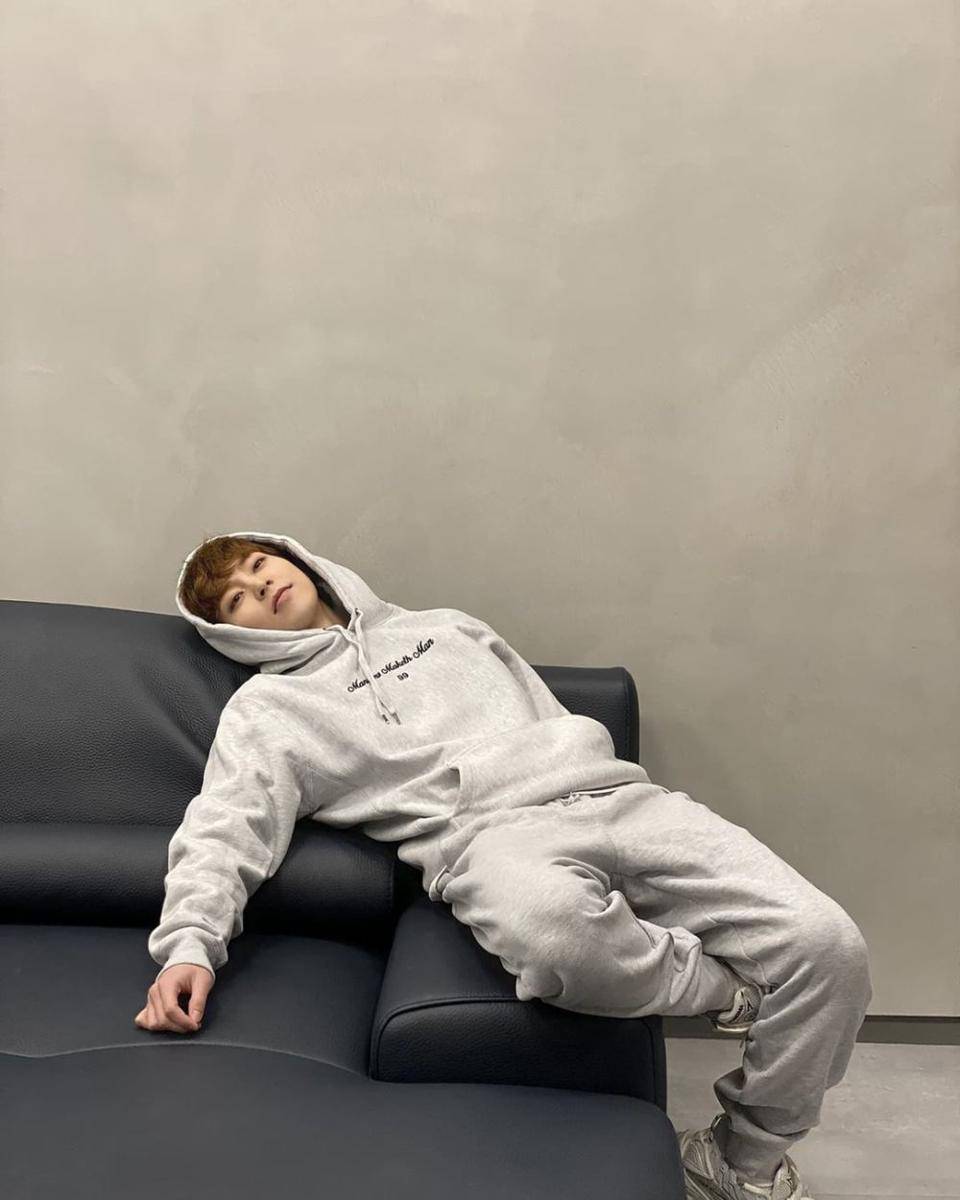 outfit santai ala Xiumin EXO (instagram.com/e_xiu_o)