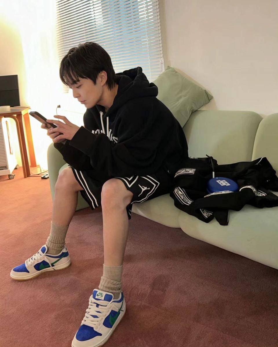 outfit santai ala Xiumin EXO (instagram.com/e_xiu_o)
