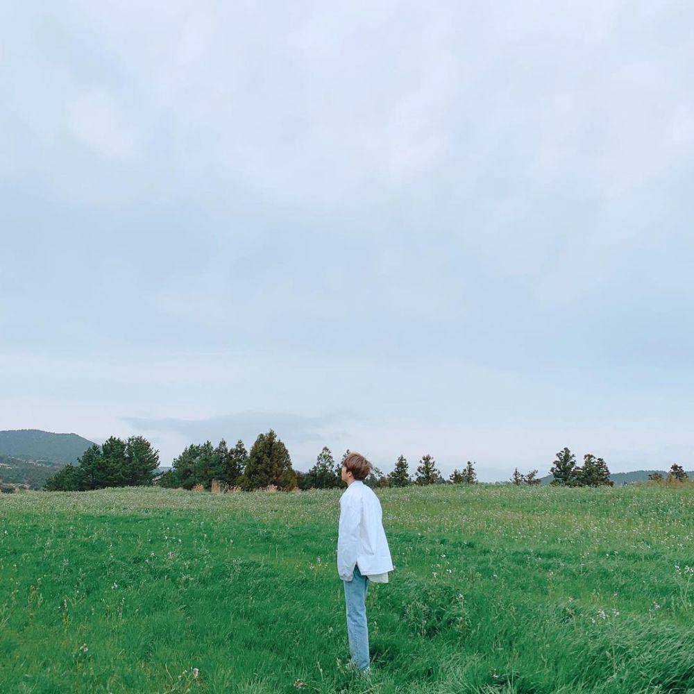 outfit santai ala Xiumin EXO (instagram.com/e_xiu_o)