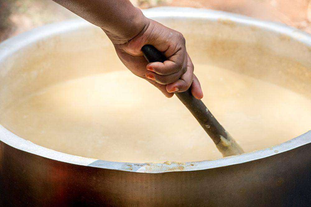 ilustrasi memasak bubur (commons.wikimedia.org/Rasheedhrasheed)