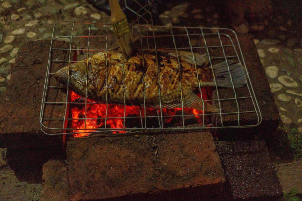 ilustrasi ikan bakar (vecteezy.com/relungsenja420839941)
