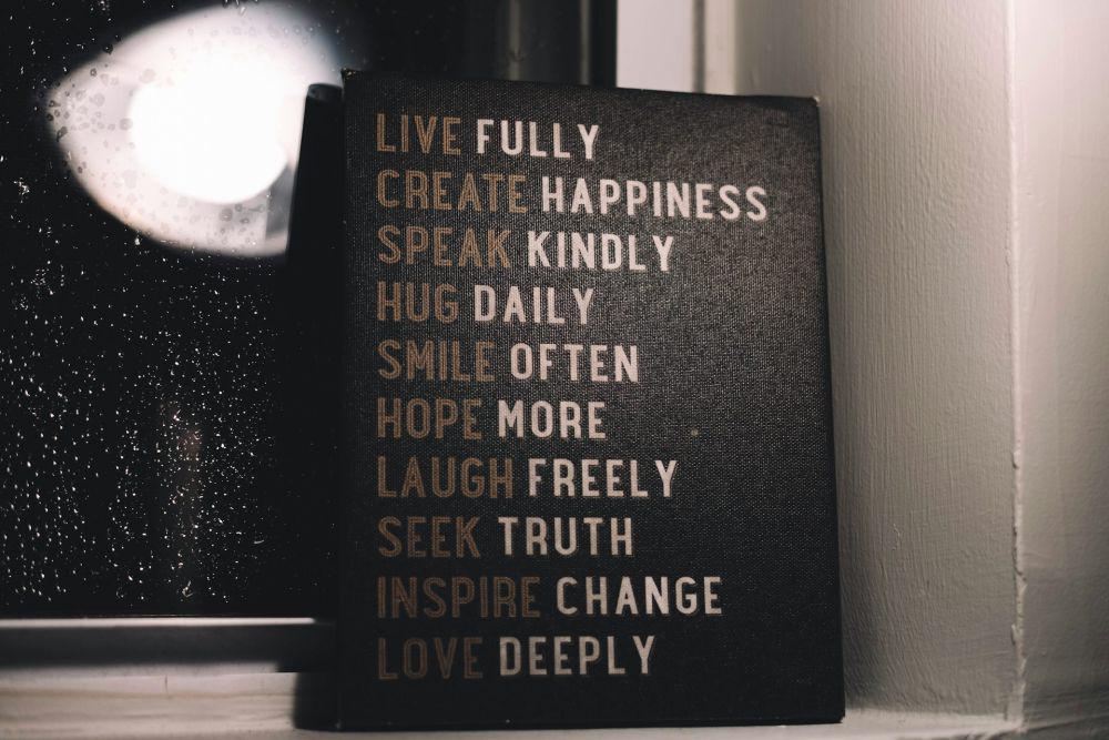 ilustrasi lukisan quotes di kanvas (unsplash.com/Ty Williams)