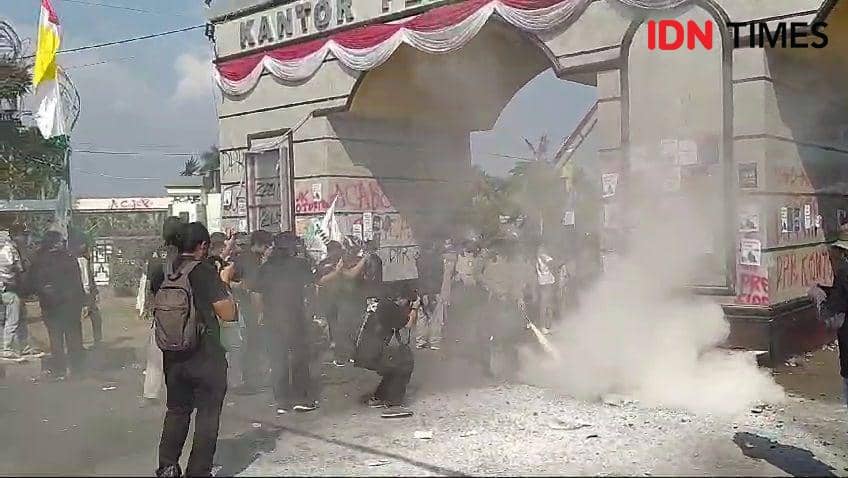 Aksi Aliansi Lampung Menggugat Ada Bakaran Ban dan Vandalisme Menohok