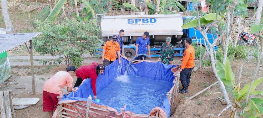 Petugas BPBD Trenggalek mendistribusikan air bersih ke warga. IDN Times/ istimewa