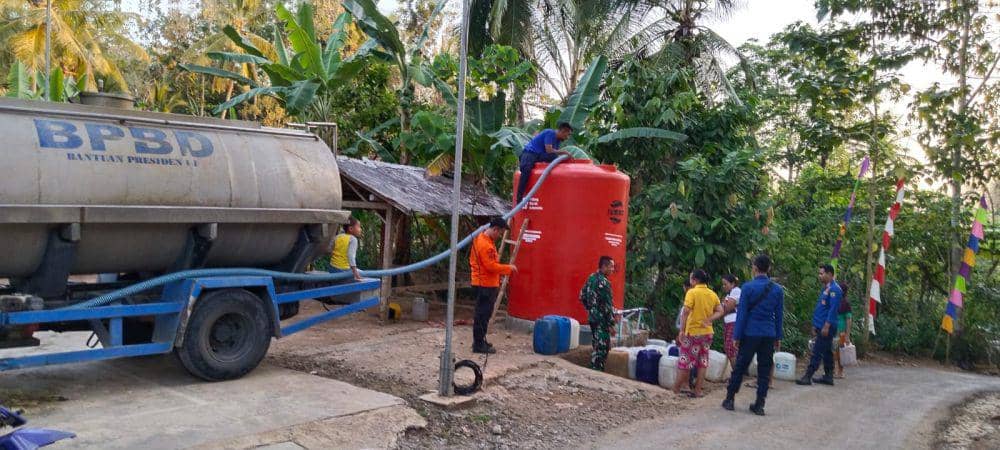Petugas BPBD Trenggalek mendistribusikan air bersih ke warga. IDN Times/ istimewa