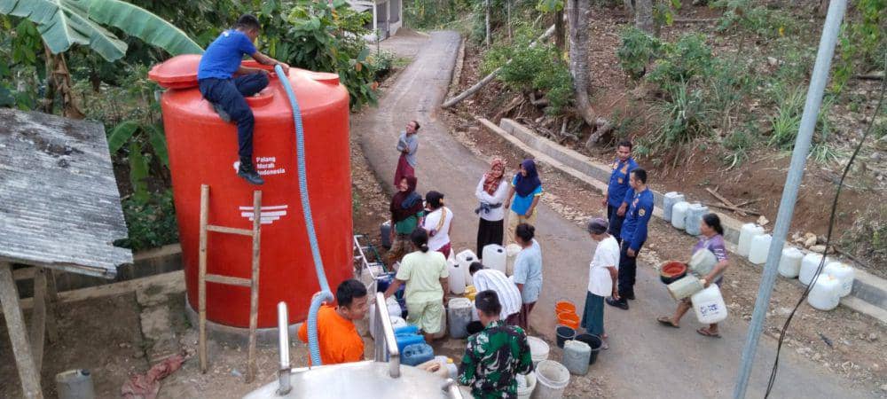 Petugas BPBD Trenggalek mendistribusikan air bersih ke warga. IDN Times/ istimewa