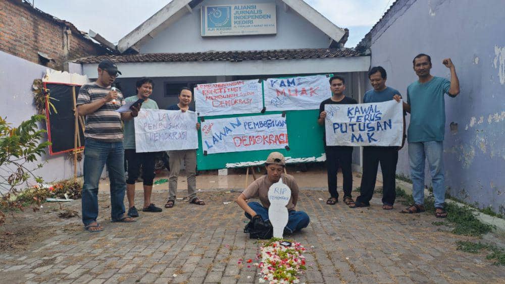 Kecam DPR, Jurnalis di Kediri Gelar Aksi Kawal Putusan MK