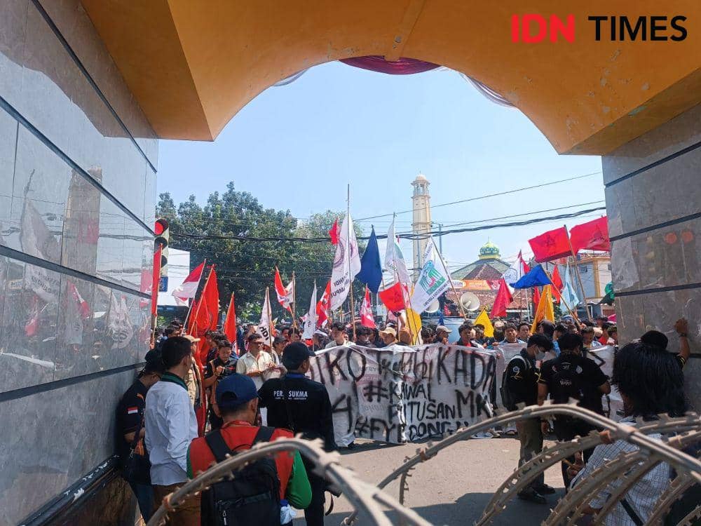 Jelang Tiba di DPRD Provinsi Lampung, Pendemo Copoti Bendera Partai