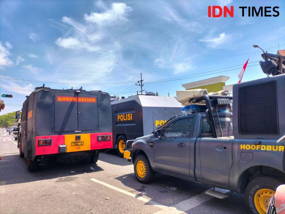 Mobil Water Cannon Siaga Amankan Aksi di Depan DPRD Jatim