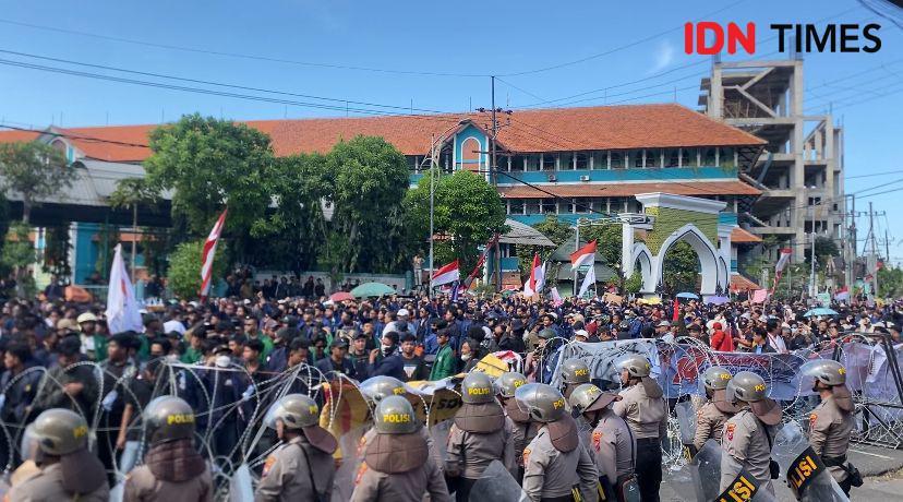 Massa Aksi Kawal Putusan MK di DPRD Jatim Terus Bertambah
