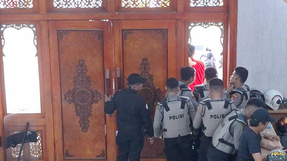 Demonstrasi yang digelar sejumlah aliansi mahasiswa di Kota Balikpapan pada Jumat (23/8/2024), menolak RUU Pilkada, sempat diwarnai insiden kecil. Foto istimewa