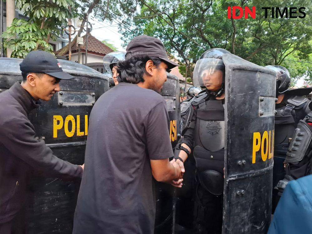 Mahasiswa yang demonstrasi di depan Gedung DPRD Kota Malang mengajak salaman anggota Brimob yang berjaga. (IDN Times/Rizal Ardhi Pratama).