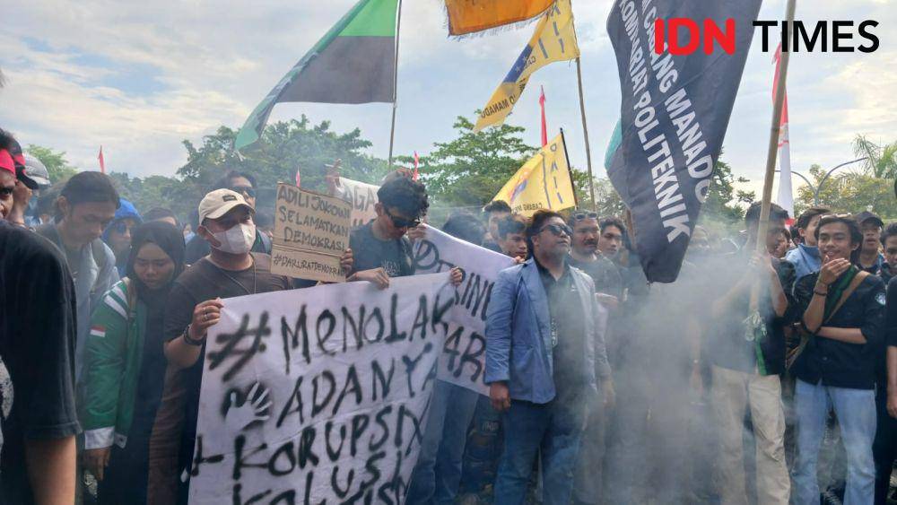 Gabungan mahasiswa se-Sulawesi Utara menggelar aksi di DPRD Sulut, Jumat (23/8/2024). IDNTimes/Savi