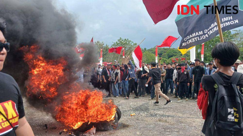 Massa aksi kawal Putusan MK di Kantor DPRD Sulawesi Utara, Jumat (23/8/2024). IDNTimes/Savi