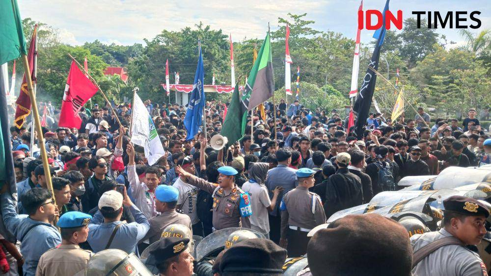 Massa aksi sesaat setelah mencoba paksa masuk Gedung DPRD Sulawesi Utara, Jumat (23/8/2024). IDNTimes/Savi