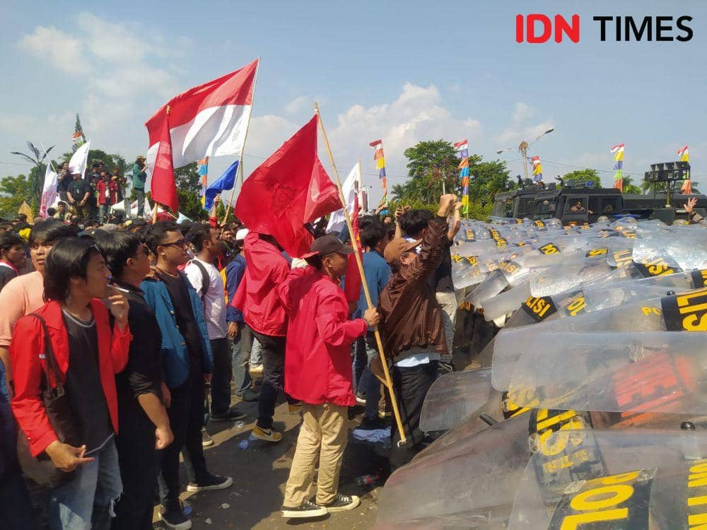 Aksi unjuk rasa Aliansi Lampung Menggugat di depan gedung DPRD Provinsi Lampung diwarnai saling dorong hingga lemparan baru, Jumat (23/8/2024).  (IDN Times/Martin L Tobing).