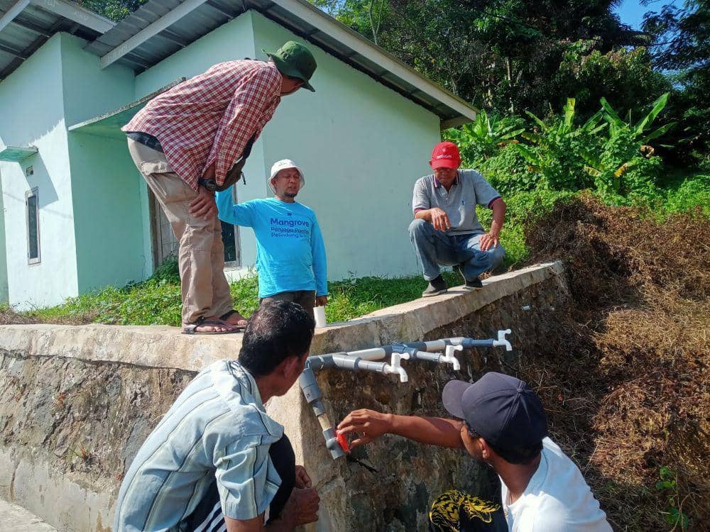 Mitra Bentala bekerjasama dengan Destana Desa Maja revitalisasi sumber air untuk mengurangi dampak kekeringan yang lebih parah di RT 1 Dusun 1 Desa Maja 21-22 Agustus 2024. (Dok. Mitra Bentala).