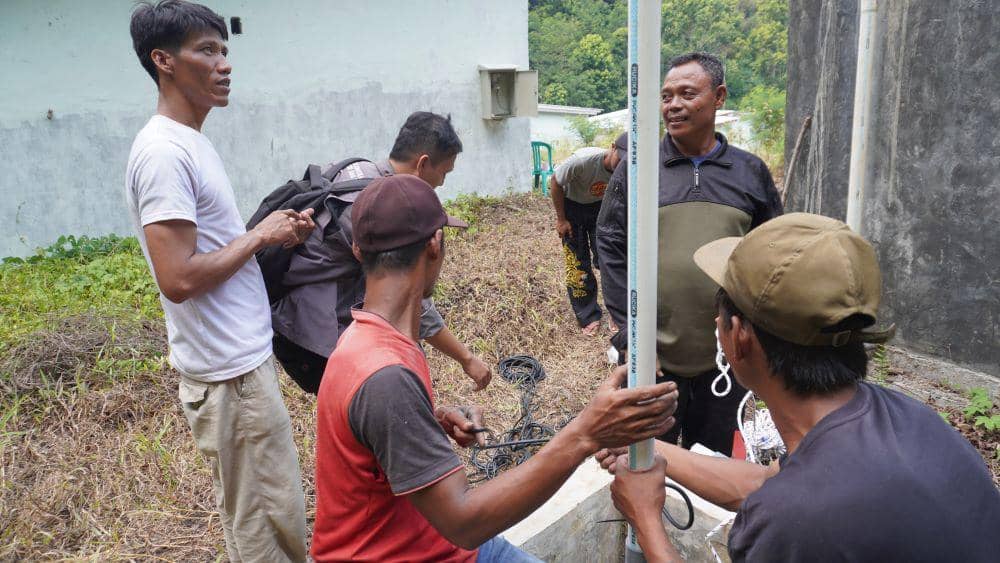 Mitra Bentala bekerjasama dengan Destana Desa Maja revitalisasi sumber air untuk mengurangi dampak kekeringan yang lebih parah di RT 1 Dusun 1 Desa Maja 21-22 Agustus 2024. (Dok. Mitra Bentala).