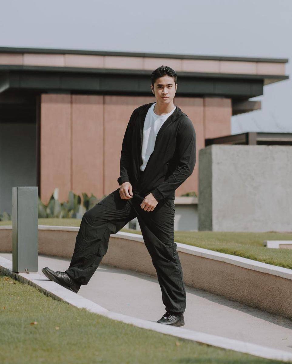 outfit cowok mamba ala Yesaya Abraham (instagram.com/yesayaabrhm)