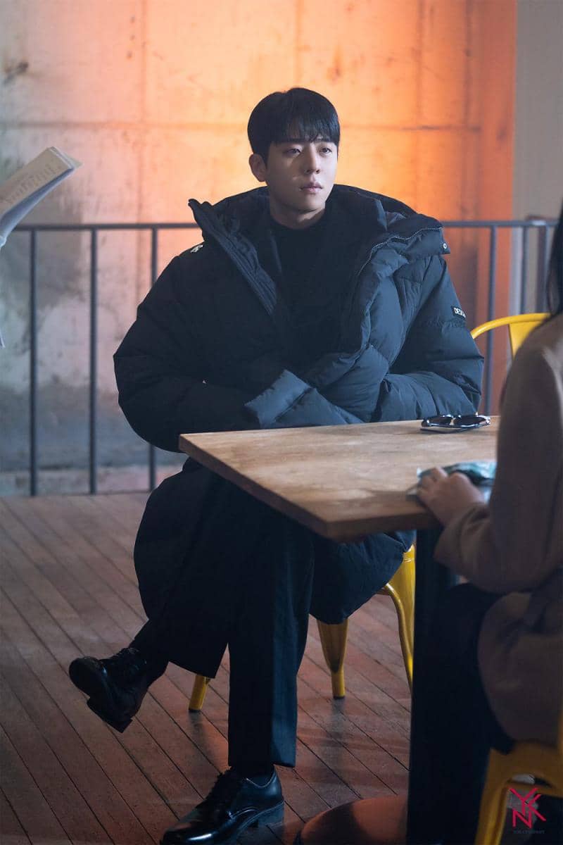 potret outfit Chae Jong Hyeop di drakor Serendipity's Embrace (naver.com/YNK엔터테인먼트 )