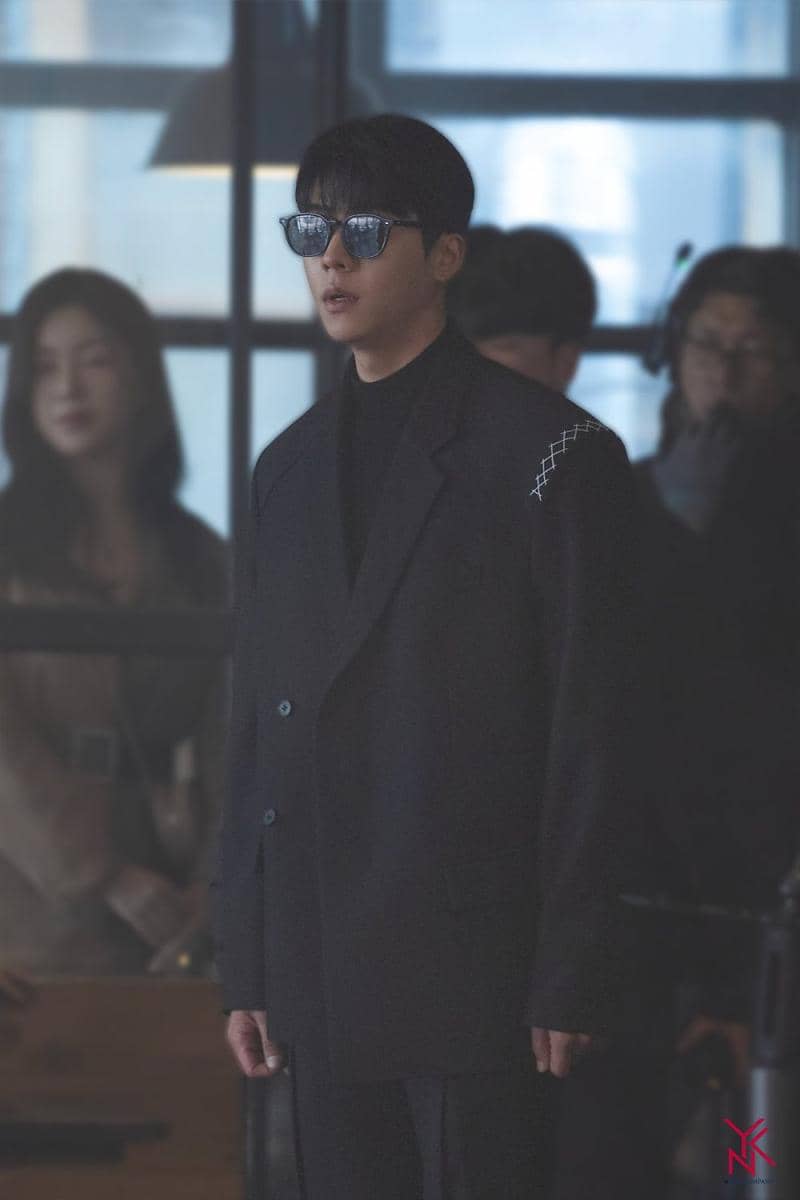 potret outfit Chae Jong Hyeop di drakor Serendipity's Embrace (naver.com/YNK엔터테인먼트 )