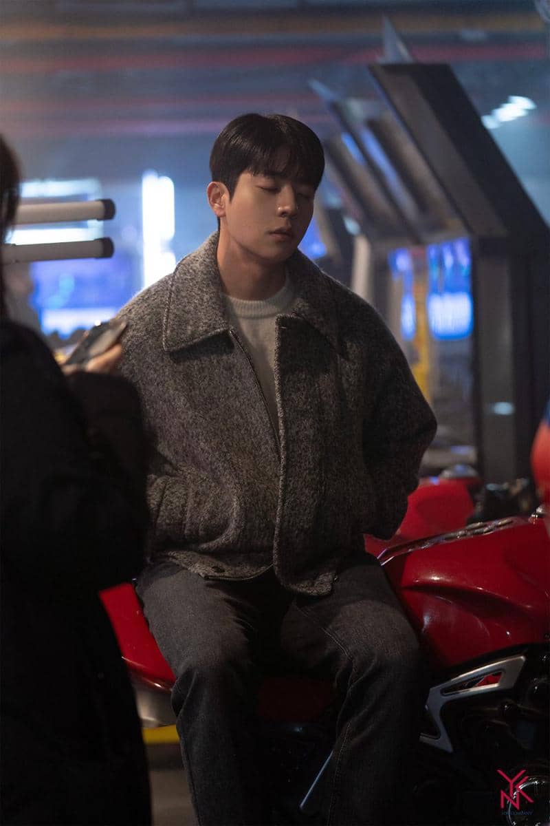 potret outfit Chae Jong Hyeop di drakor Serendipity's Embrace (naver.com/YNK엔터테인먼트 )