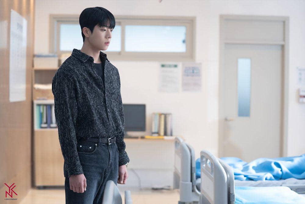 potret outfit Chae Jong Hyeop di drakor Serendipity's Embrace (naver.com/YNK엔터테인먼트 )