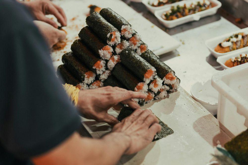 ilustrasi menggulung sushi (pexels.com/Thgusstavo Santana)