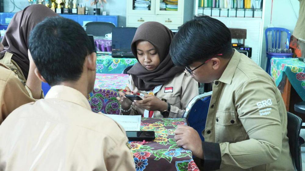 PT Pertamina (Persero) terus memperluas edukasi inovasi teknologi energi terbarukan berbasis sekolah. Program bertajuk Sekolah Energi Berdikari (SEB) yang diinisiasi Pertamina sejak Juni 2023 ini telah memberikan edukasi kepada lebih 4.500 siswa di berbagai kota di Indonesia. (Dok. Pertamina)