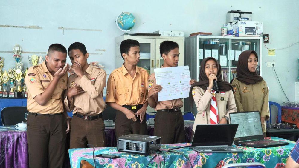 PT Pertamina (Persero) terus memperluas edukasi inovasi teknologi energi terbarukan berbasis sekolah. Program bertajuk Sekolah Energi Berdikari (SEB) yang diinisiasi Pertamina sejak Juni 2023 ini telah memberikan edukasi kepada lebih 4.500 siswa di berbagai kota di Indonesia. (Dok. Pertamina)