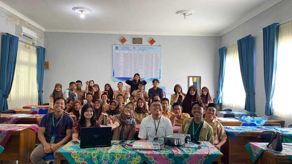 PT Pertamina (Persero) terus memperluas edukasi inovasi teknologi energi terbarukan berbasis sekolah. Program bertajuk Sekolah Energi Berdikari (SEB) yang diinisiasi Pertamina sejak Juni 2023 ini telah memberikan edukasi kepada lebih 4.500 siswa di berbagai kota di Indonesia. (Dok. Pertamina)