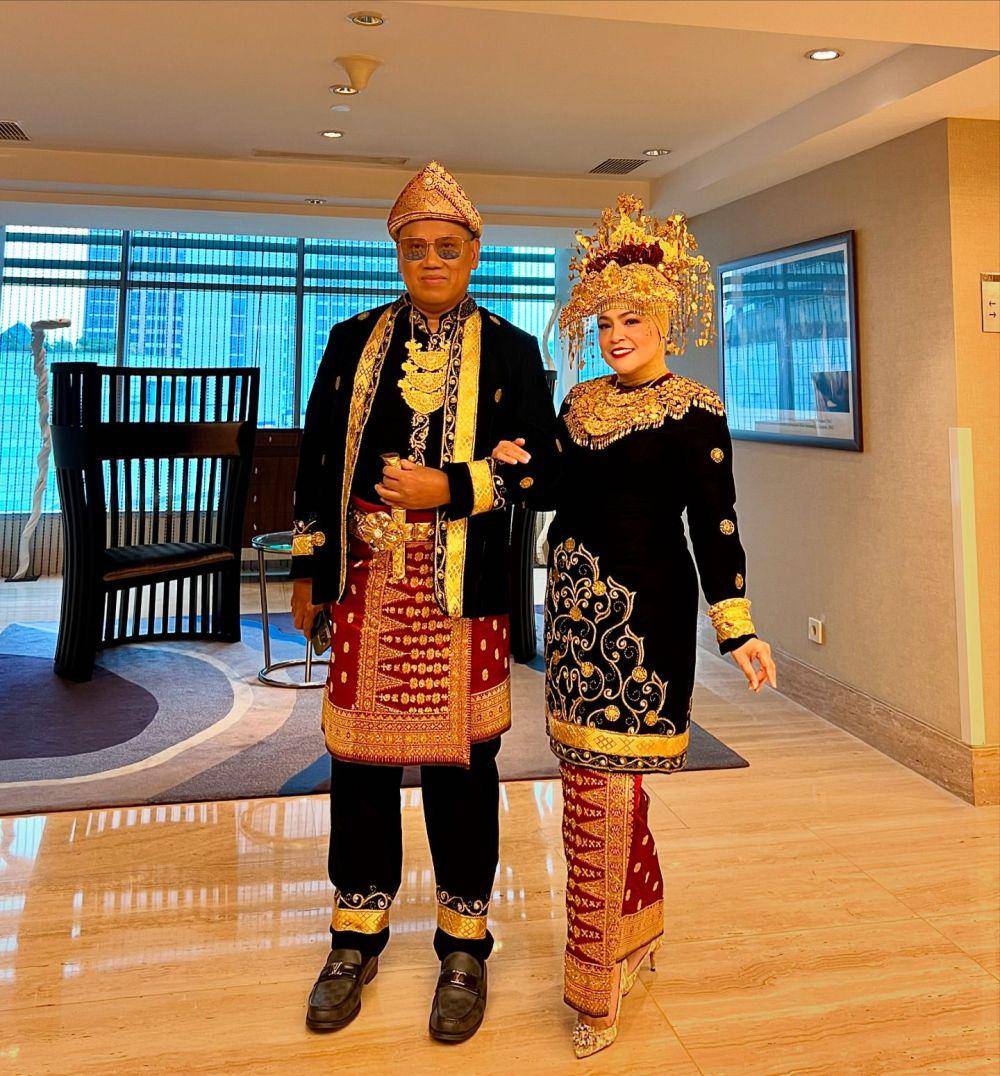 potret artis pakai baju adat di ultah partai (instagram.com/astridkuya)